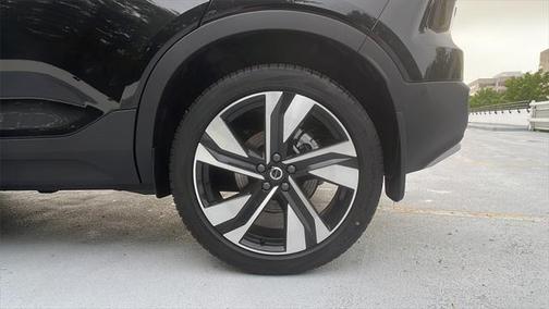 2025 Volvo XC40 B5 Ultra Bright Theme