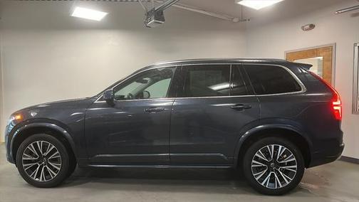 2022 Volvo XC90 T6 Momentum