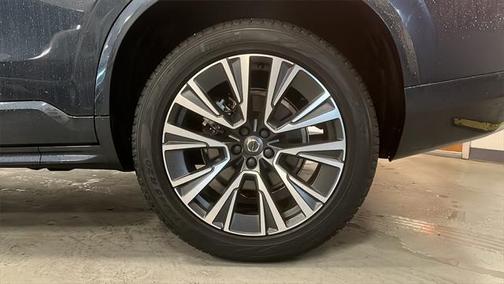 2022 Volvo XC90 T6 Momentum