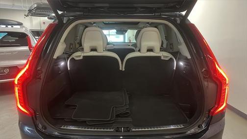 2022 Volvo XC90 T6 Momentum