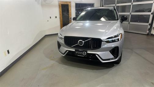 2023 Volvo XC60 Plus Dark Theme