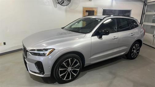 2023 Volvo XC60 Plus Dark Theme