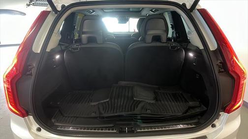 2022 Volvo XC90 T6 Momentum