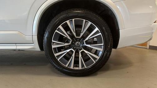 2022 Volvo XC90 T6 Momentum