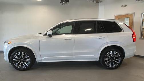 2022 Volvo XC90 T6 Momentum
