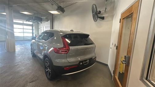 2025 Volvo XC40 B5 Core Bright Theme