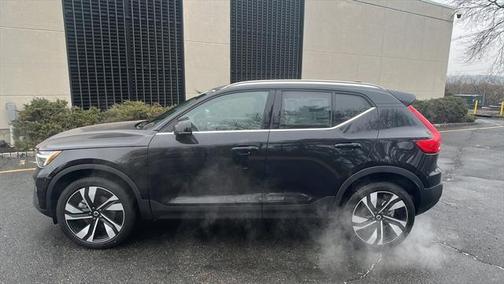 2025 Volvo XC40 Ultra Bright Theme