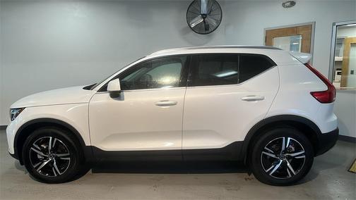 2025 Volvo XC40 B5 Core Bright Theme