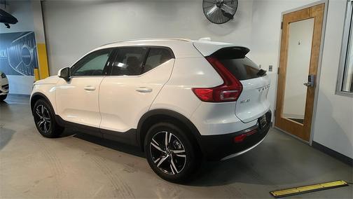 2025 Volvo XC40 B5 Core Bright Theme