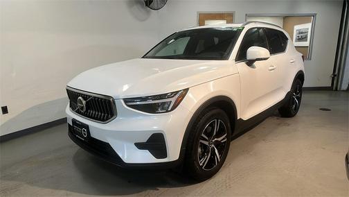 2025 Volvo XC40 B5 Core Bright Theme