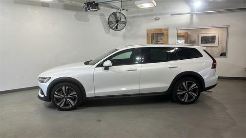 2025 Volvo V60 Cross Country B5 Plus