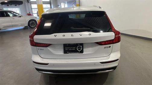 2025 Volvo V60 Cross Country B5 Plus