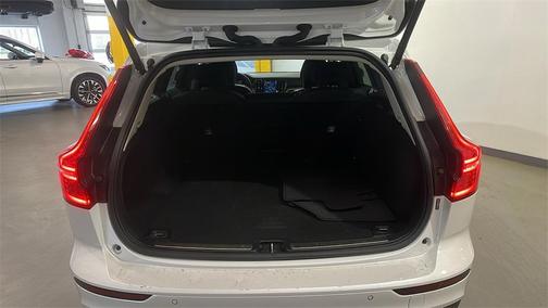 2025 Volvo V60 Cross Country B5 Plus