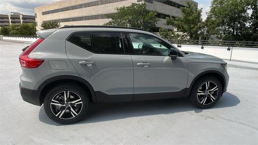 2026 Volvo XC40 Plus, B5 AWD Gas (mild hybrid), Dark