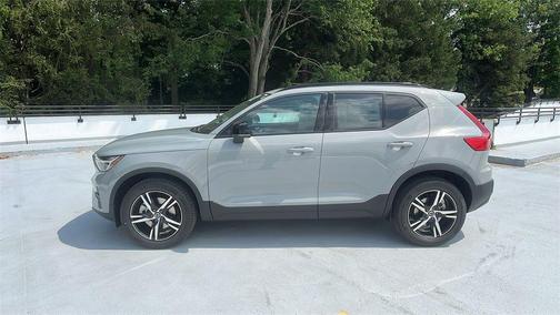 2026 Volvo XC40 Plus, B5 AWD Gas (mild hybrid), Dark
