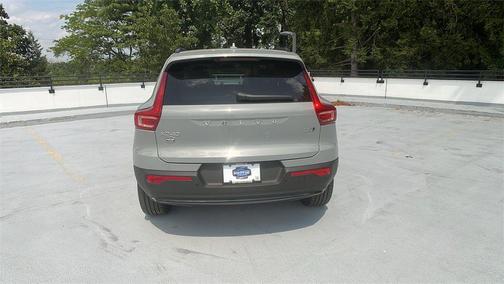 2026 Volvo XC40 Plus, B5 AWD Gas (mild hybrid), Dark