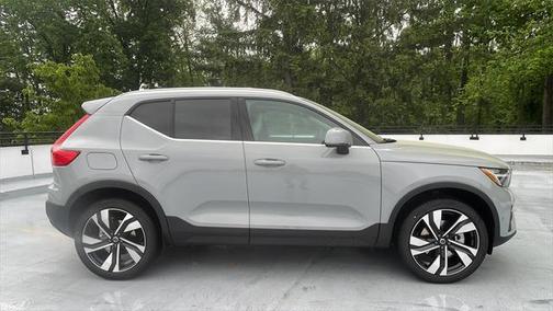 2025 Volvo XC40 B5 Ultra Bright Theme