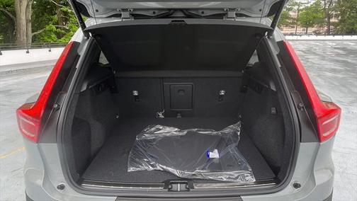 2025 Volvo XC40 B5 Ultra Bright Theme