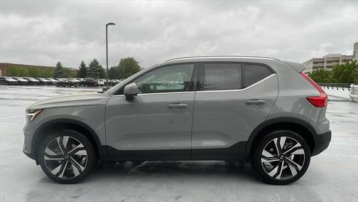 2025 Volvo XC40 B5 Ultra Bright Theme