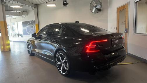 2023 Volvo S60 B5 Plus Dark Theme