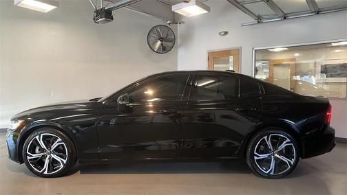 2023 Volvo S60 B5 Plus Dark Theme