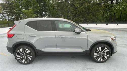 2025 Volvo XC40 B5 Ultra Bright Theme