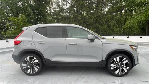 2025 Volvo XC40 B5 Ultra Bright Theme