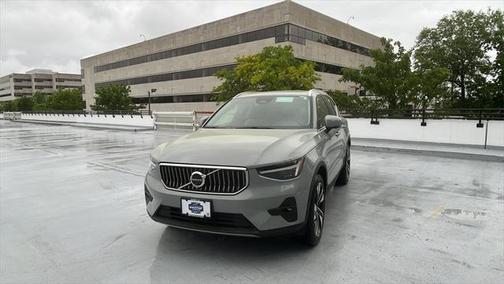 2025 Volvo XC40 B5 Ultra Bright Theme