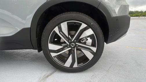 2025 Volvo XC40 B5 Ultra Bright Theme