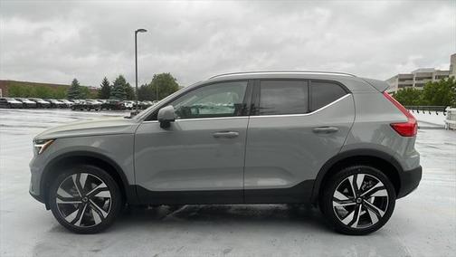 2025 Volvo XC40 B5 Ultra Bright Theme
