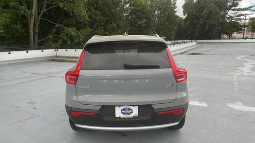 2025 Volvo XC40 B5 Ultra Bright Theme
