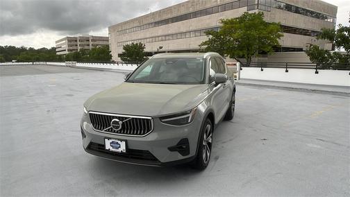 2025 Volvo XC40 B5 Ultra Bright Theme