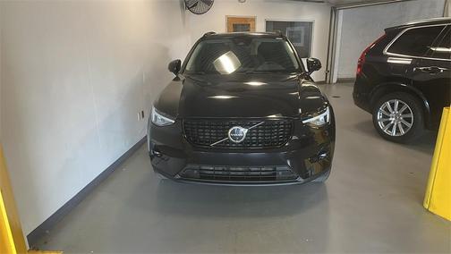 2025 Volvo XC40 B5 Plus Dark Theme