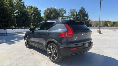 2022 Volvo XC40 T5 R-Design