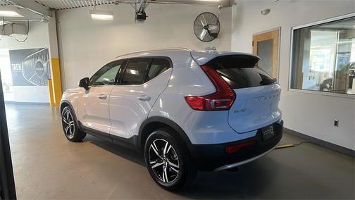 2025 Volvo XC40 B5 Core Bright Theme