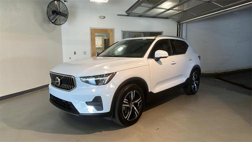 2025 Volvo XC40 B5 Core Bright Theme