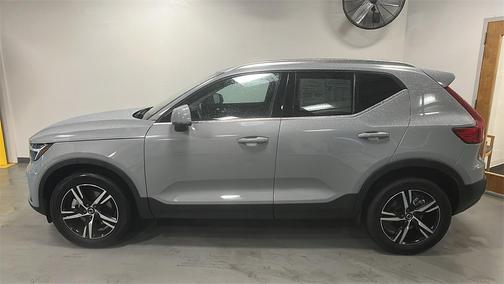 2025 Volvo XC40 B5 Core Bright Theme