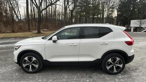 2025 Volvo XC40 B5 Core Bright Theme