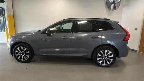 2023 Volvo XC60 B5 Plus Dark Theme