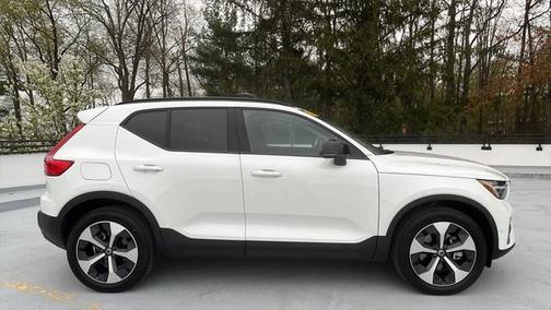 2025 Volvo XC40 B5 Plus Dark Theme