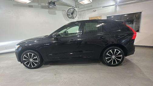 Onyx Black Metallic 2023 Volvo XC60 B5 Plus Dark Theme