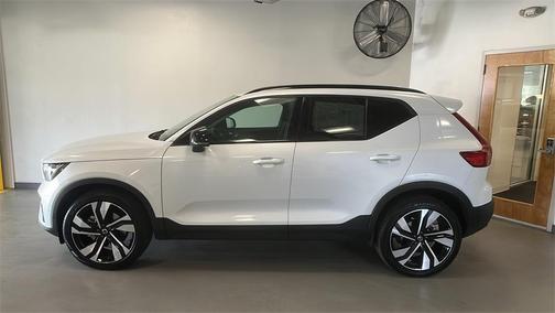 2025 Volvo XC40 B5 Plus Dark Theme