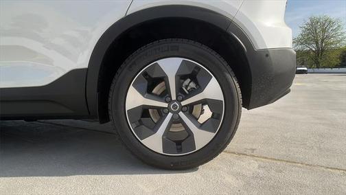 2025 Volvo XC40 B5 Plus Dark Theme