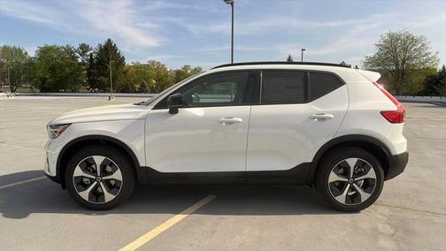 2025 Volvo XC40 B5 Plus Dark Theme