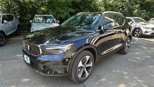 2025 Volvo XC40 B5 Core Bright Theme