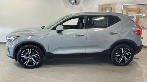 2025 Volvo XC40 B5 Core Bright Theme