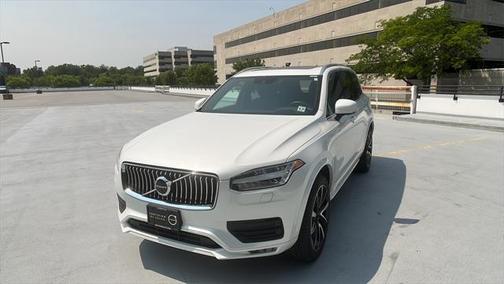 2022 Volvo XC90 T6 Momentum