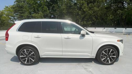 2022 Volvo XC90 T6 Momentum