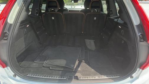 2022 Volvo XC90 T6 Momentum