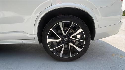 2022 Volvo XC90 T6 Momentum